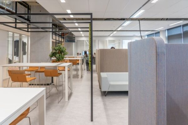 Waarom een showroom bezoeken slim is bij het kiezen van kantoormeubelen